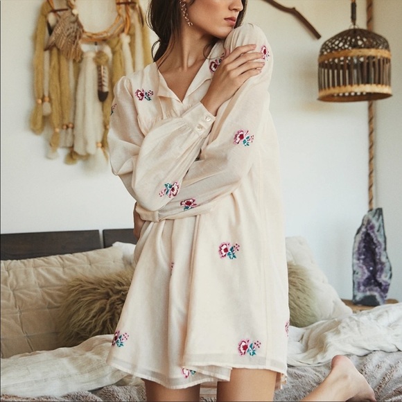 Tularosa Dresses & Skirts - NWT Tularosa Women's XS Cream Blythe Mini Dress Cream Pink Embroidered